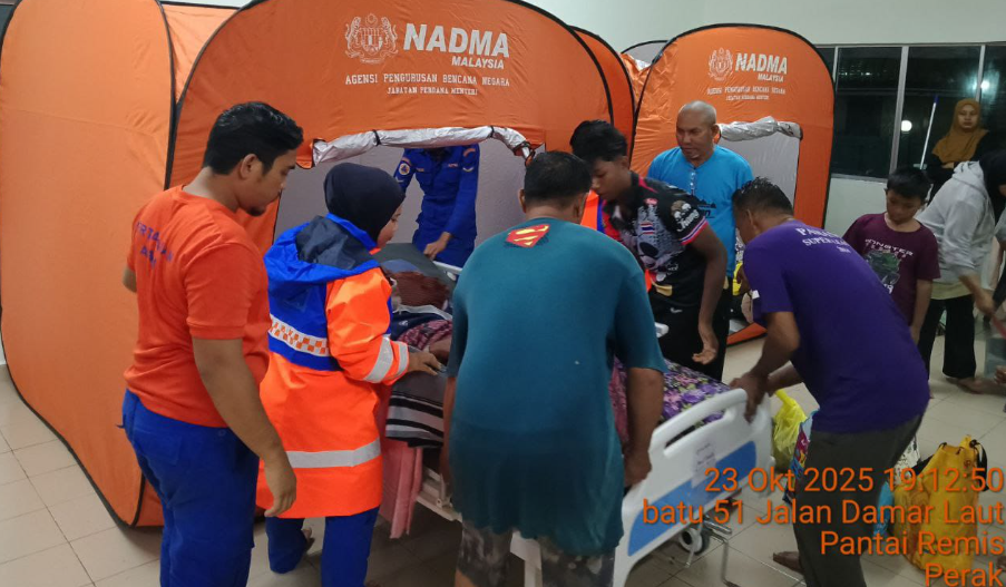 Penduduk terjejas banjir dipindahkan ke salah sebuah PPS / Foto Angkatan Pertahanan Awam Malaysia